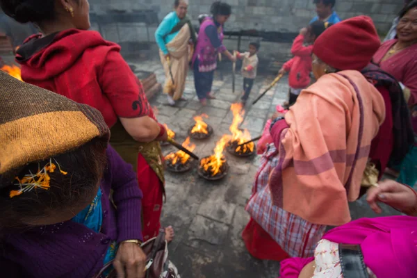 Grupo de mulheres queimando paus no Templo. Kathmandu. — Fotografia de Stock