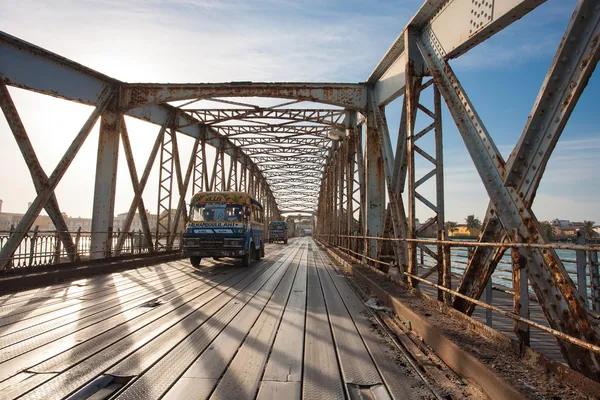 Saint Louis faidherbe köprüyü geçtikten halk otobüsü — Stok fotoğraf