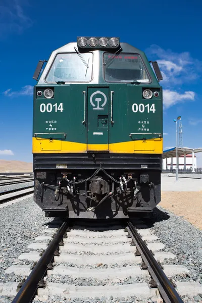 Train Lhasa - Shanghai stopped in a train station in Tibet — Stock Photo, Image