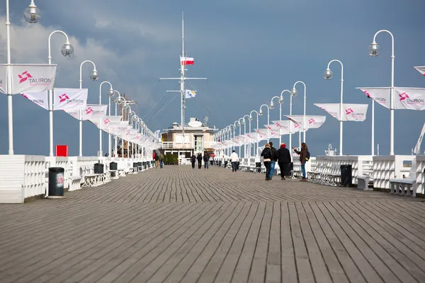 Mensen lopen op het sopot pier, Baltische Zee — Stockfoto