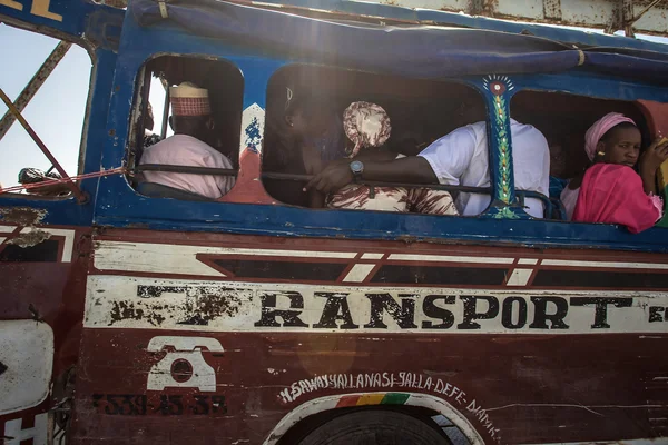 Människor som reser in i en gammal lokal bussen i senegal — Stockfoto