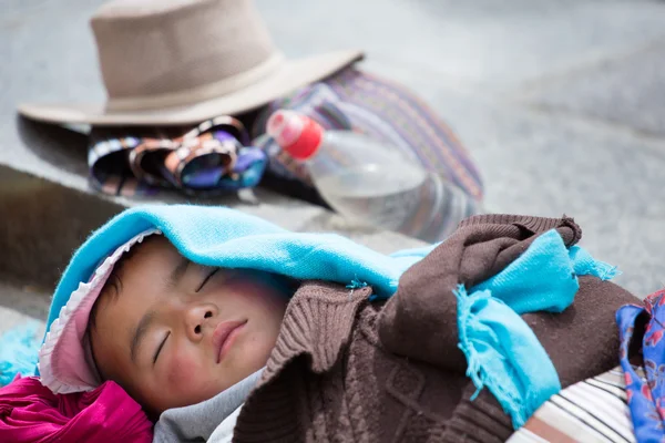 Joven niño tibetano durmiendo pacíficamente —  Fotos de Stock