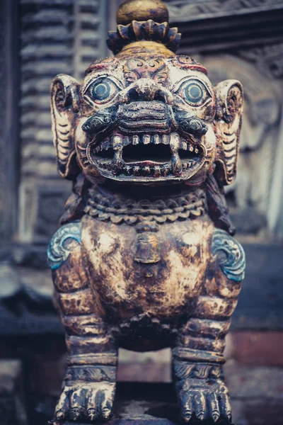 Bhaktapur bir tapınağın girişindeki taş aslan — Stok fotoğraf