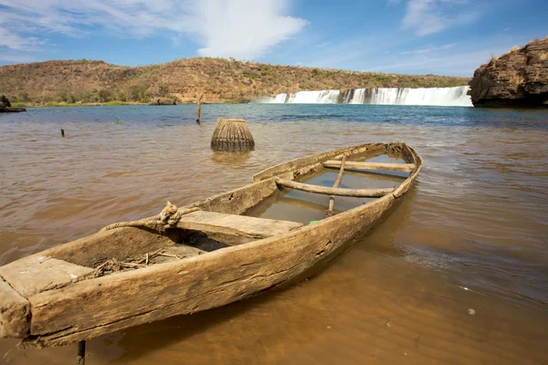 Mali'küçük eski dinky ahşap tekne gouina önüne düşüyor — Stok fotoğraf