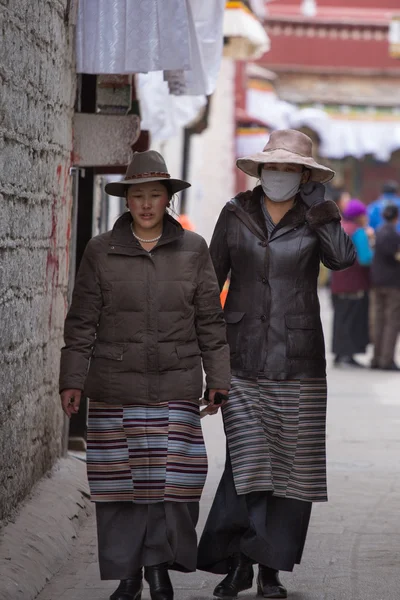 Wanita berjalan di kota tua Lhasa di Tibet . — Stok Foto