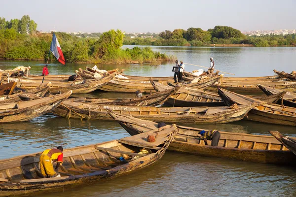 Pescadores que trabajan en su barco en el río Níger — Foto de Stock