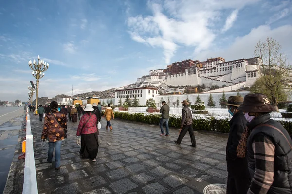 Тибетские молитвы вокруг дворца Потала в Лхасе, Тибет — стоковое фото