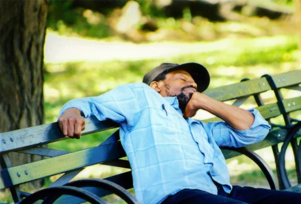 Ember alszik egy padon, új york. — Stock Fotó