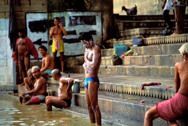 sabah yıkanarak varanasi içinde alan insanlar