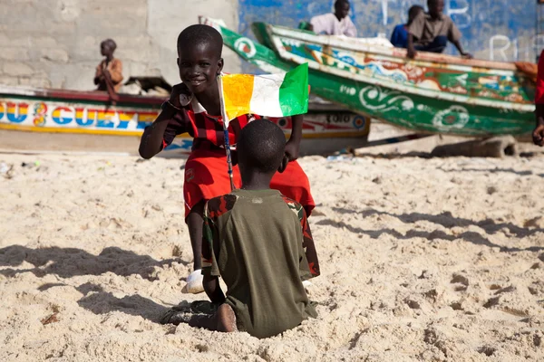 Niños jugando en la playa de Saint Louis —  Fotos de Stock