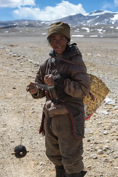 Porträt eines Yak-Mannes, der in Tibet arbeitet — Stockfoto
