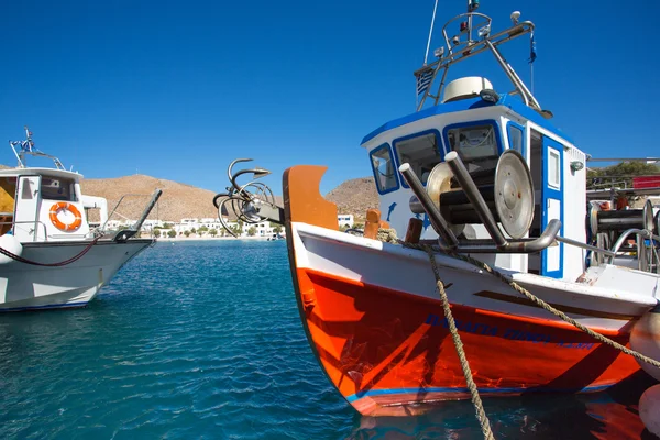 Küçük balıkçılar tekneleri folegandros, Yunanistan — Stok fotoğraf