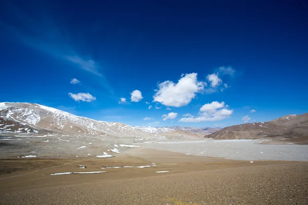 Paisaje tibetano en la autopista de la amistad en el Tíbet — Foto de Stock