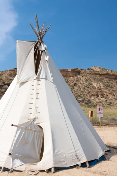 Weißes original amerikanisches Tipi mit blauem Himmel im Hintergrund — Stockfoto