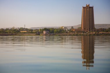 modern mimarinin önünde bamako Nijer Nehri