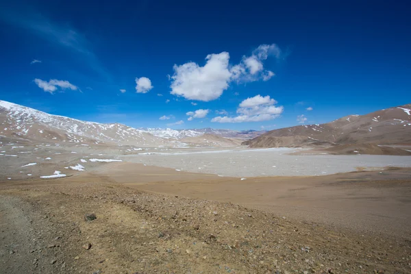 Tibetaans landschap op de snelweg vriendschap in tibet — Stockfoto