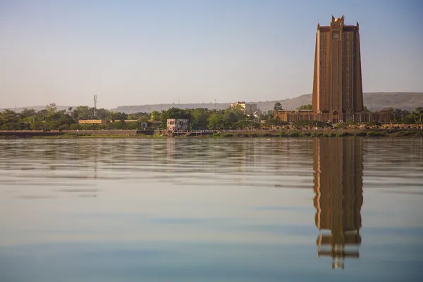 modern mimarinin önünde bamako Nijer Nehri