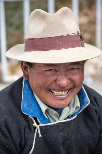 Portrét tibetské muže s úsměvem — Stock fotografie