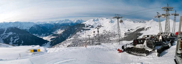 Panoramatický pohled na Pyreneje a sníh orat vozíky — Stock fotografie