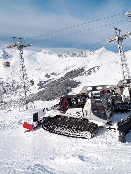 Panoramisch uitzicht op de Pyreneeën en sneeuw ploegen vrachtwagens — Stockfoto
