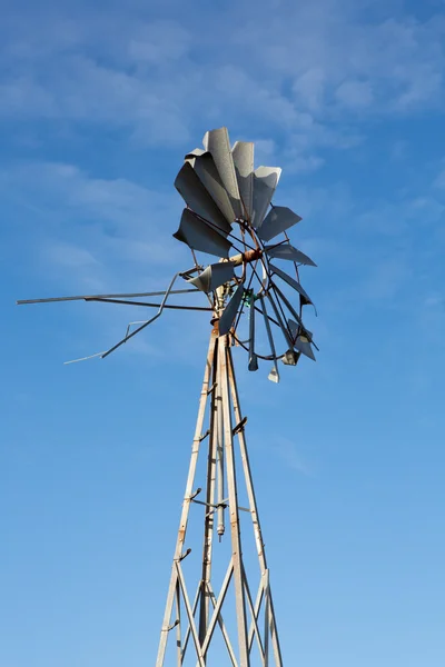 Molino de viento en una granja en Francia —  Fotos de Stock