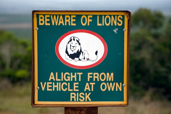 Waarschuwingsbord over een hek van een Zuid-Afrikaans wildpark — Stockfoto