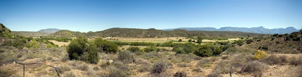 Aride karoo landschap tonen Karakteristiek heuvels — Stockfoto