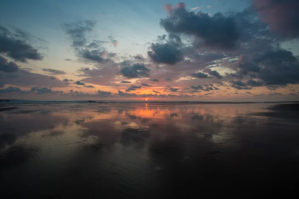 Západ slunce na pláži matapalo v Kostarice — Stock fotografie