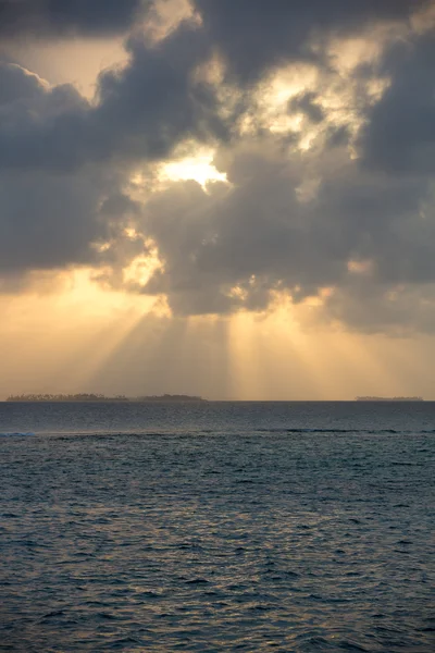Pôr-do-sol dramático numa remota ilha paradisíaca — Fotografia de Stock