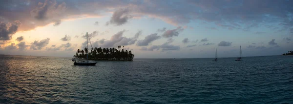 Żeglarstwo z piękny zachód słońca w pobliżu paradise island, san blas — Zdjęcie stockowe