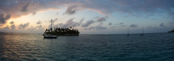 Segeln mit schönem Sonnenuntergang in der Nähe der Paradiesinsel, san blas — Stockfoto