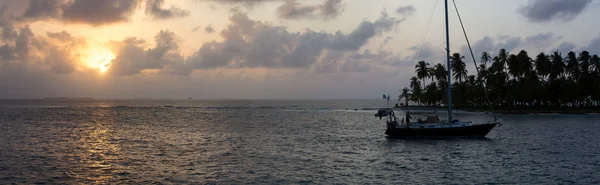 Segeln mit schönem Sonnenuntergang in der Nähe der Paradiesinsel, san blas — Stockfoto