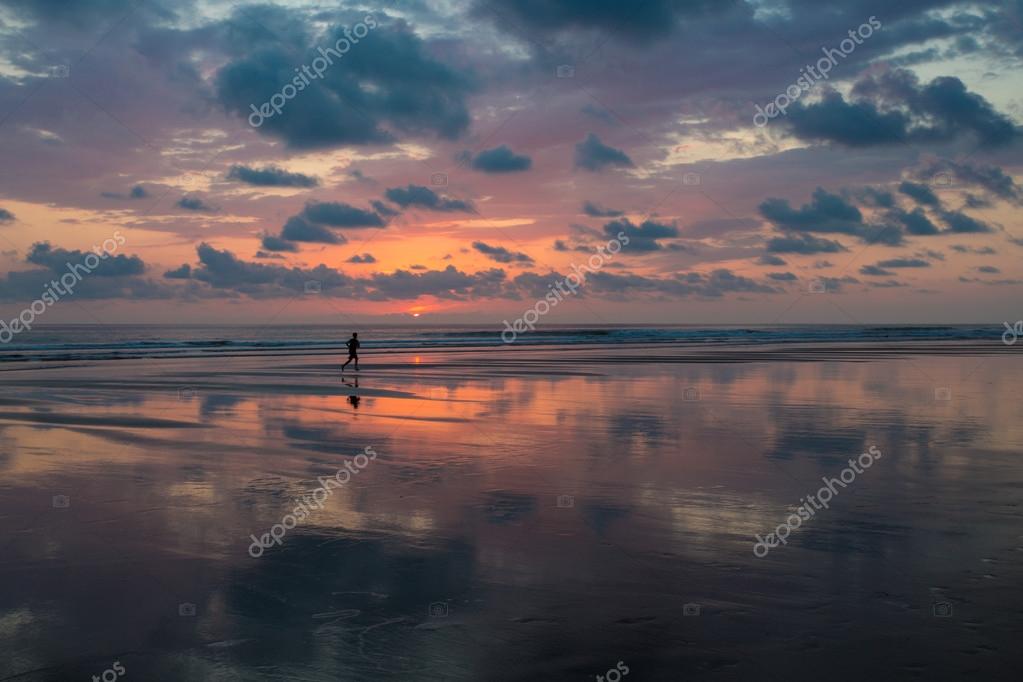 Puesta de sol en la playa de Matapalo en Costa Rica 2023