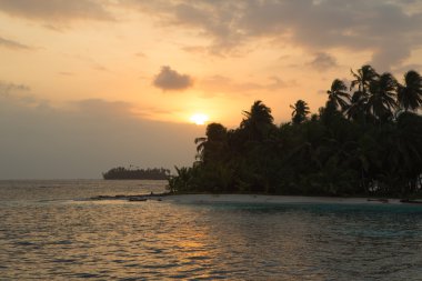 Sunset, okyanus ve Hindistan cevizi ağaçları paradisiac Adası yakınlarında