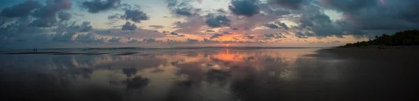 Puesta de sol en la playa de Matapalo en Costa Rica — Foto de Stock