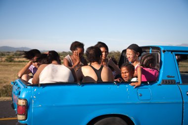 Güney Afrika halkının bir kamyonetin arkasında seyahat grubu