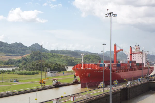 Rode cap stewart containerschip invoeren in het bekken van miraflor — Stockfoto