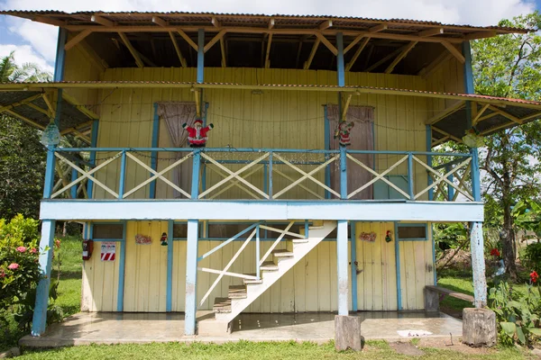 Maison traditionnelle de travailleur de palmiers à Costa rica — Photo