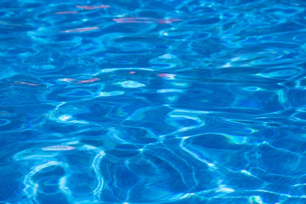 Yüzme havuzunda mavi yırtık su — Stok fotoğraf
