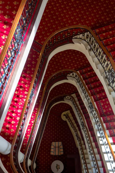 Velké klasické schodiště v hotelu — Stock fotografie