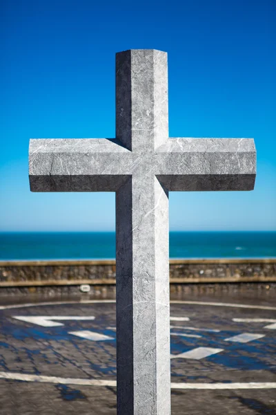 Stone cross in memory of deceased sailors. Lekeitio, Basque — Stock Photo, Image