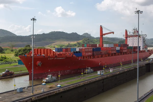 Rode cap stewart containerschip invoeren in het bekken van miraflor — Stockfoto
