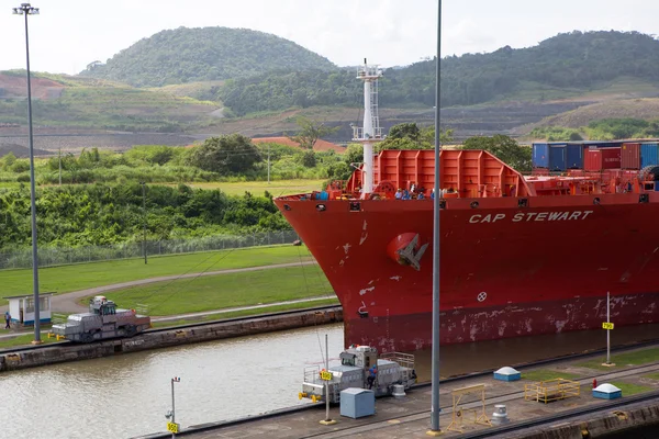 Navio contentor Red Cap Stewart que entra na bacia de Miraflor — Fotografia de Stock