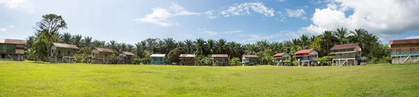 Traditionele palm werknemer huizen in costa rica — Stockfoto