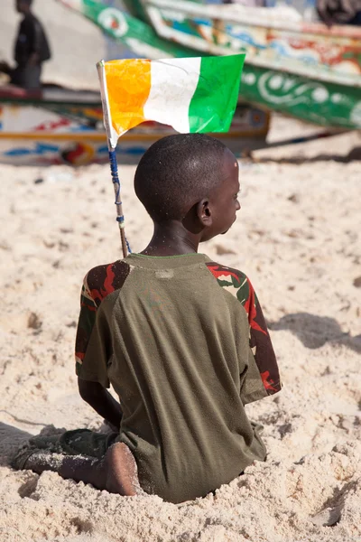 Niño jugando en la playa de Saint Louis —  Fotos de Stock