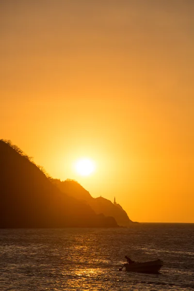 Silhouetten van vissers in taganga baai met zonsondergang — Stockfoto