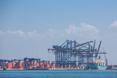 Крани і контейнерів в Картахене порт