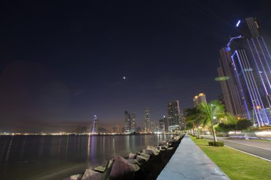 panama City'deki gece Sahil Caddesi