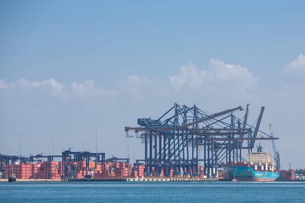 Крани і контейнерів в Картахене порт — стокове фото