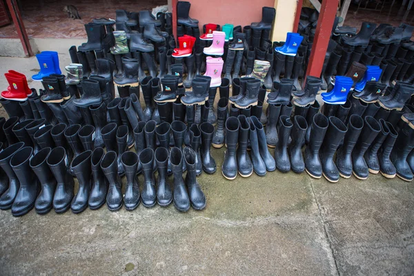 Grupo de botas de plástico preto . — Fotografia de Stock